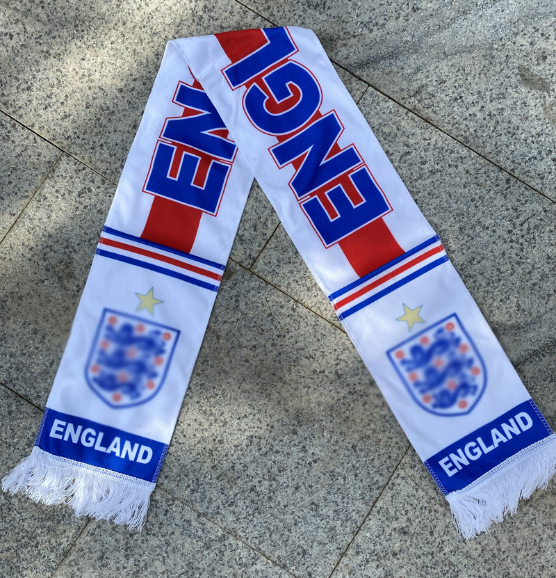 Pack Supporter Angleterre 🏴󠁧󠁢󠁥󠁮󠁧󠁿 — Bob + Écharpe + Drapeau + Bracelet